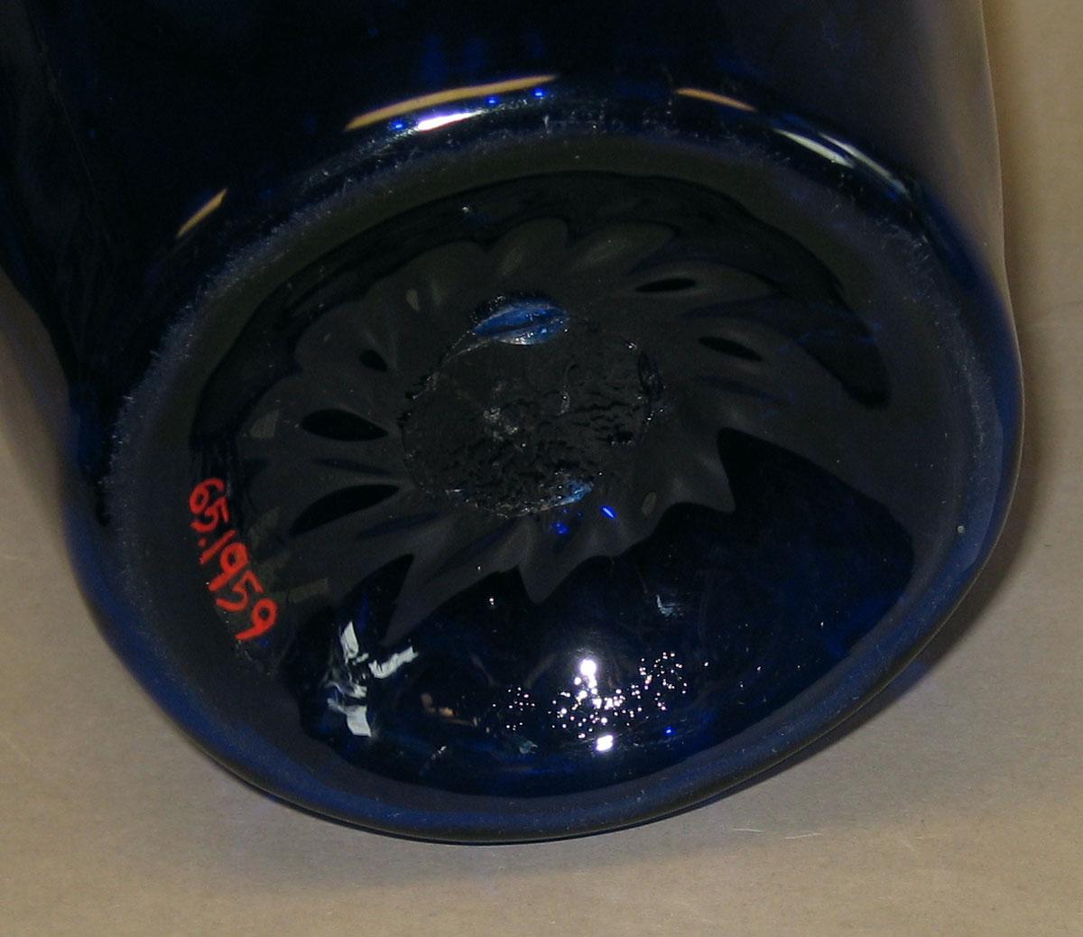 1969.5298 Glass vase (underside)