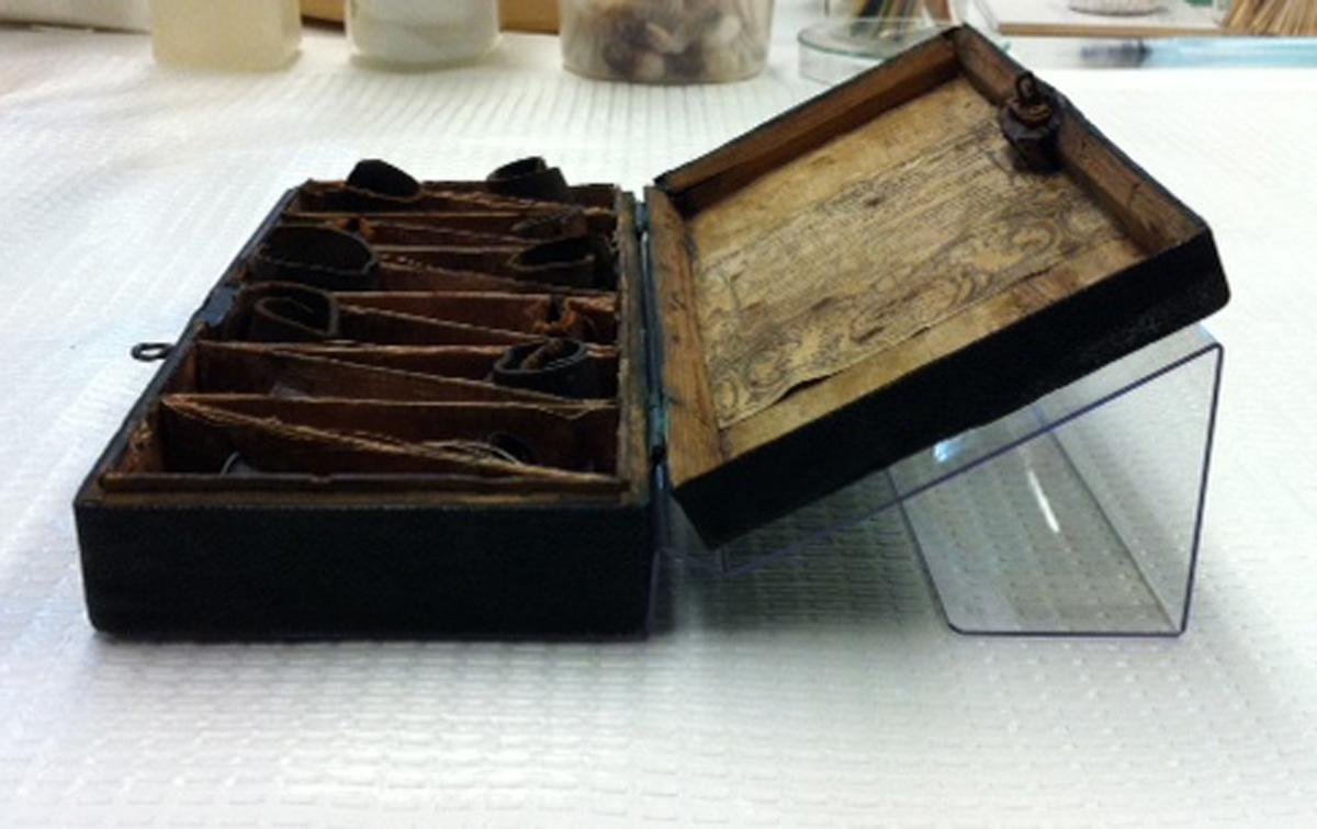 1970.0040 A-Z Cockfighting spurs (mount, view 1)