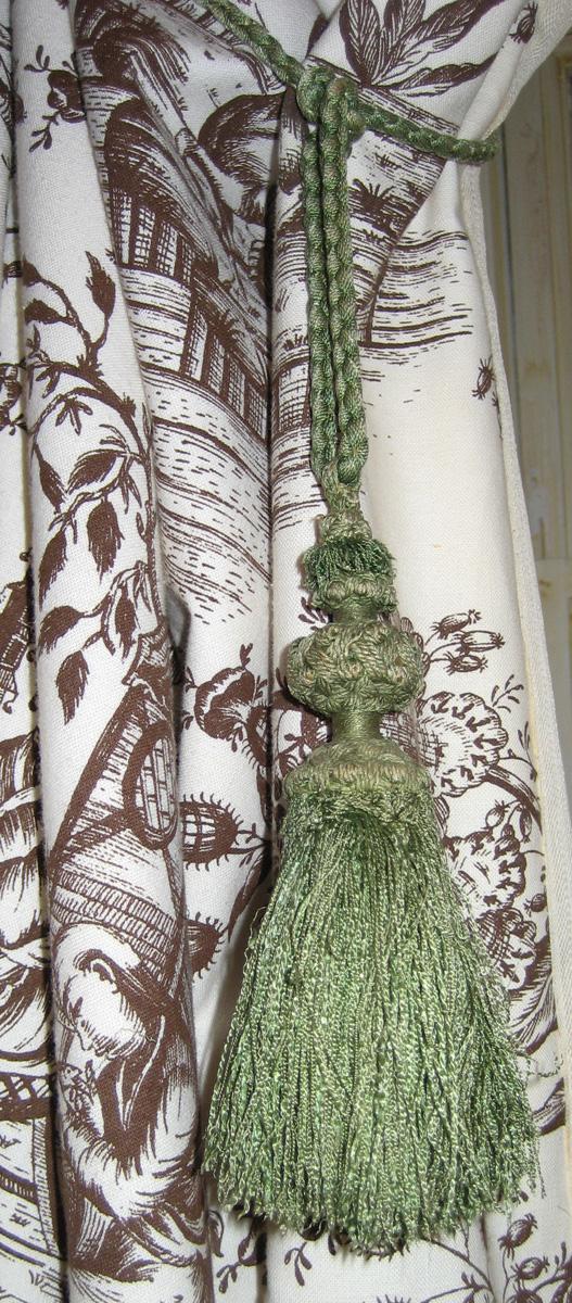 1970.0049 window hanging tassel detail