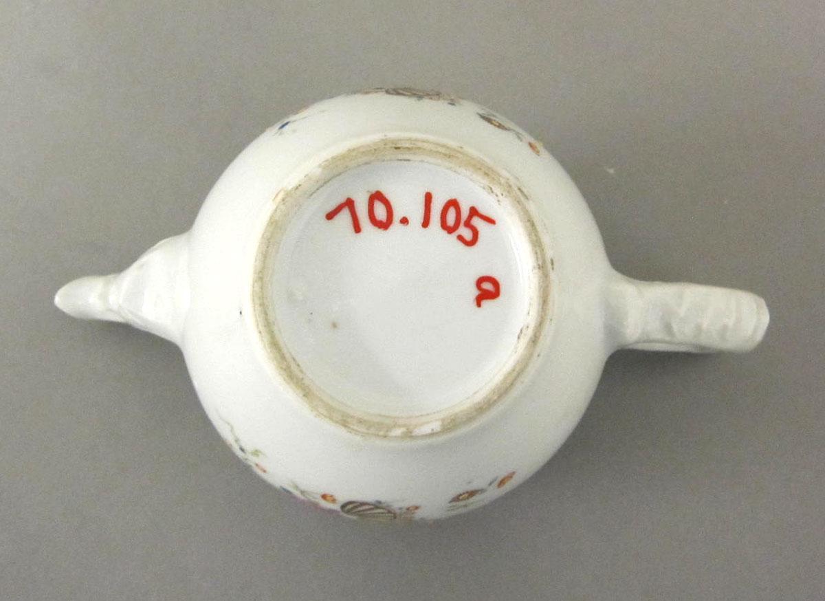 1970.0105 A Porcelain teapot underside