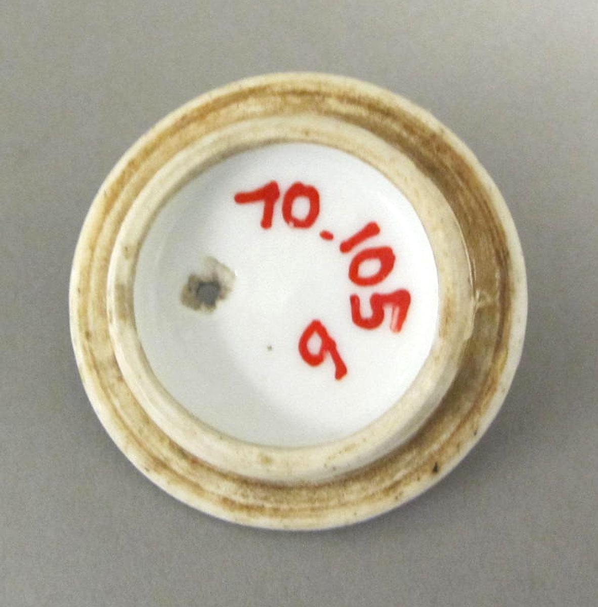 1970.0105 B Porcelain teapot underside