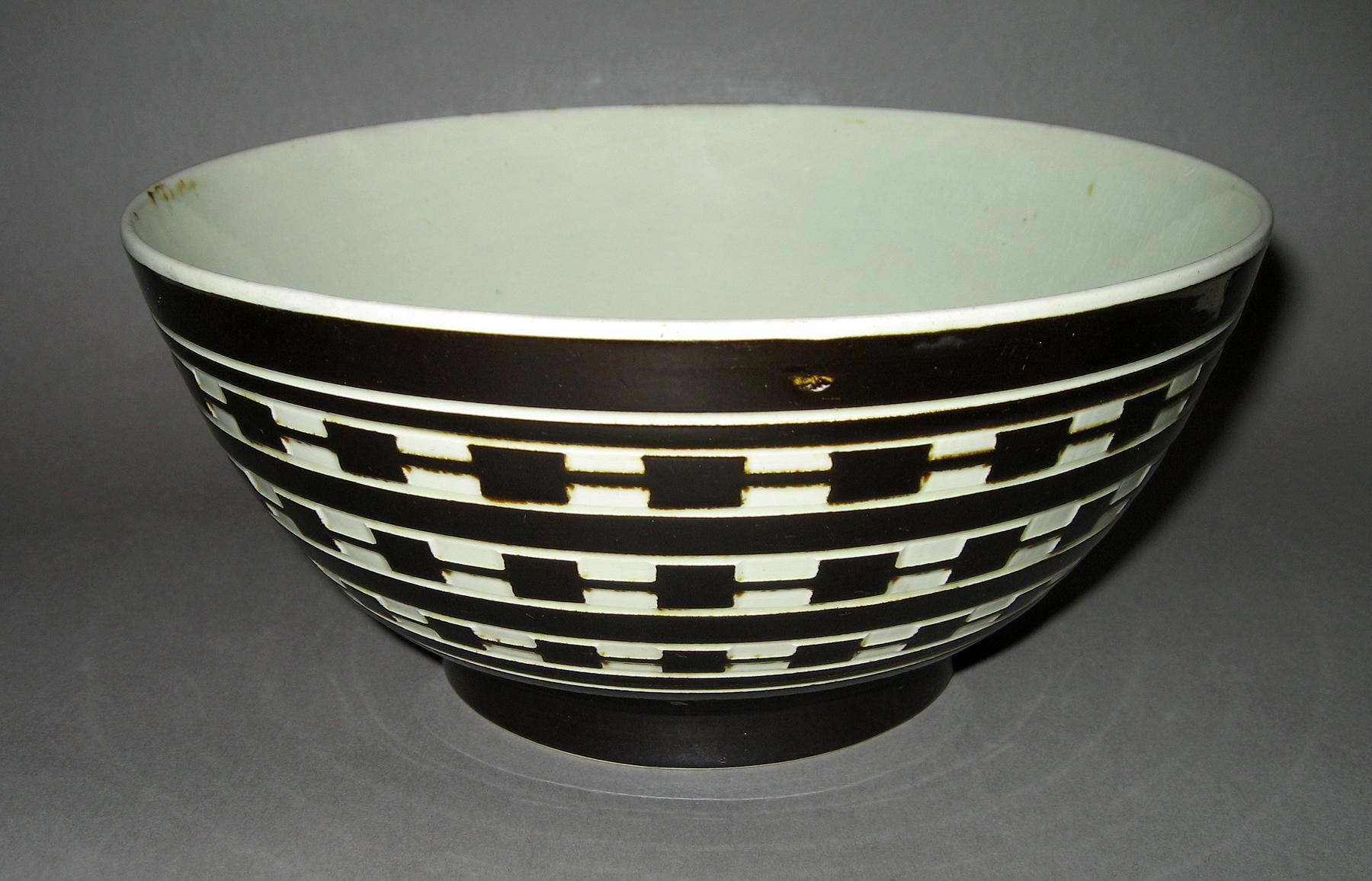 1970.0180 Dippedware engine turned bowl