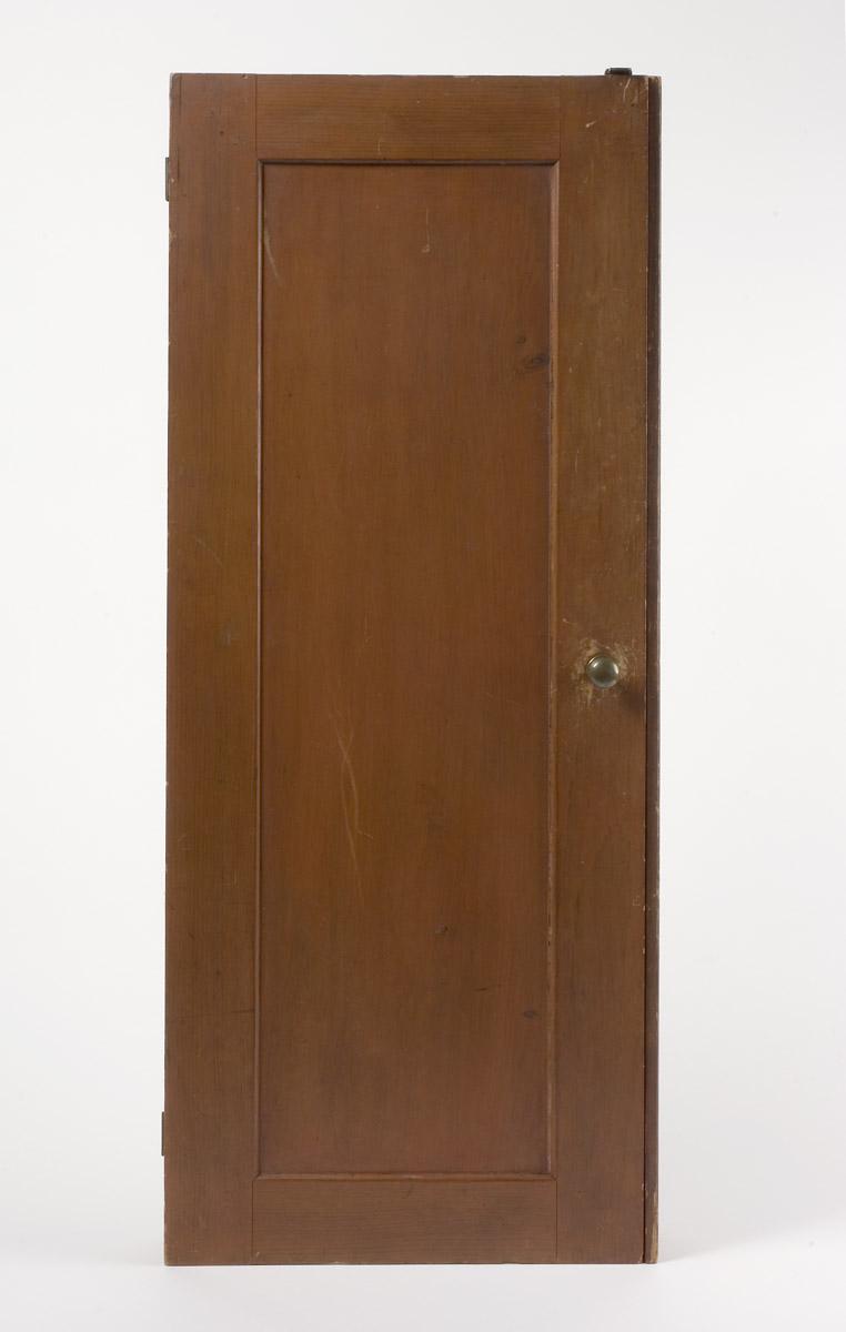 1970.0199 Hanging Spool Case (closed)