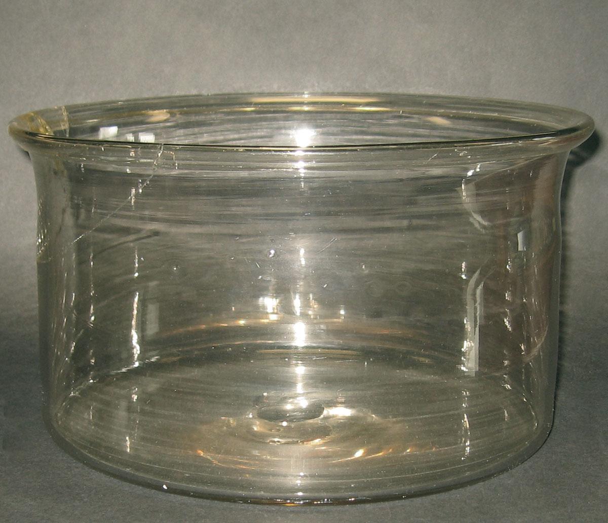 1970.0200 Glass milk pan