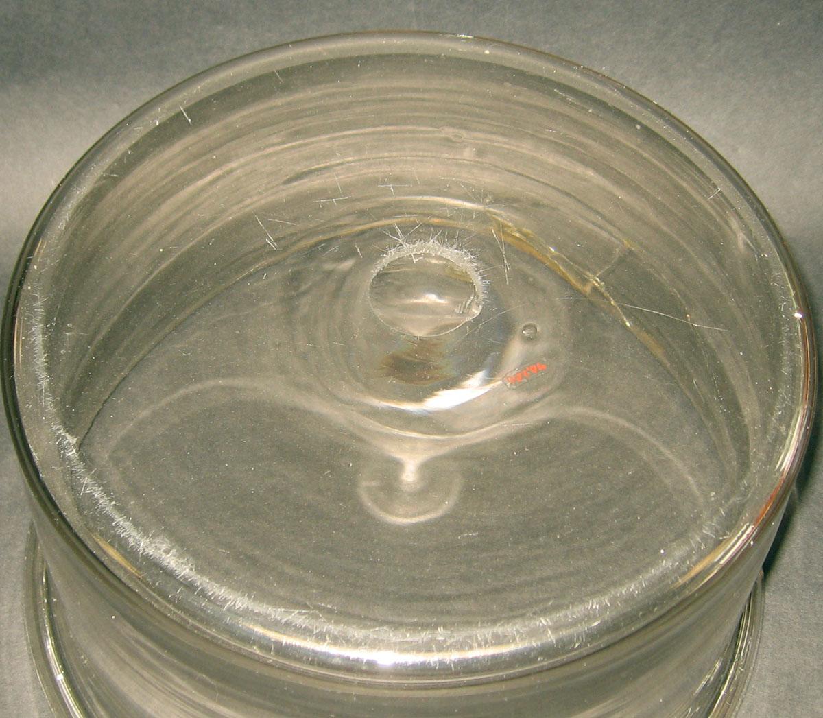 1970.0200 Glass milk pan (underside)