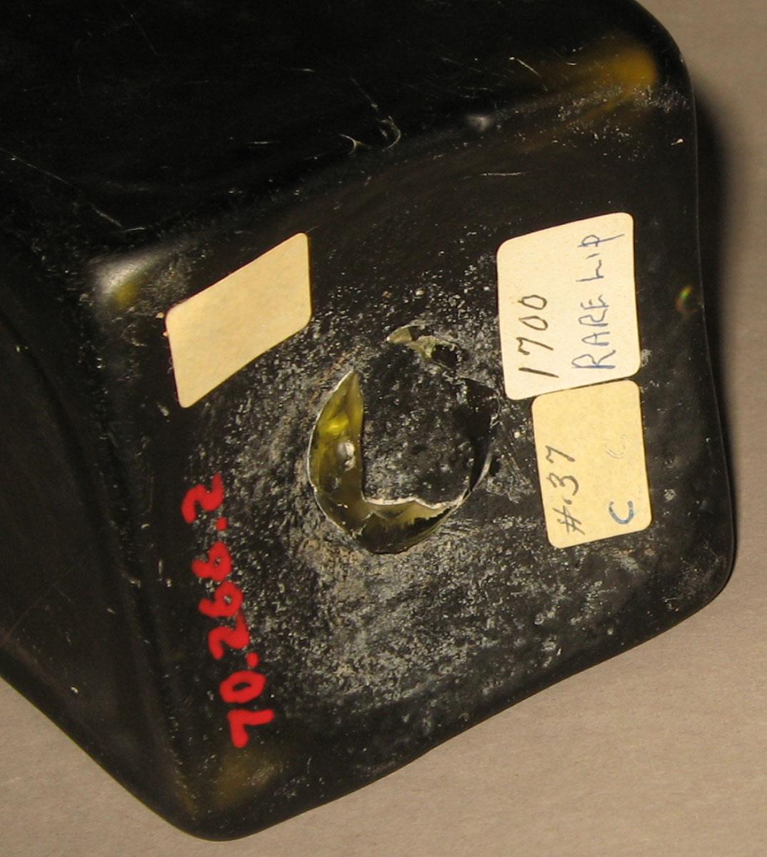 1970.0266.002 Glass case bottle (underside)
