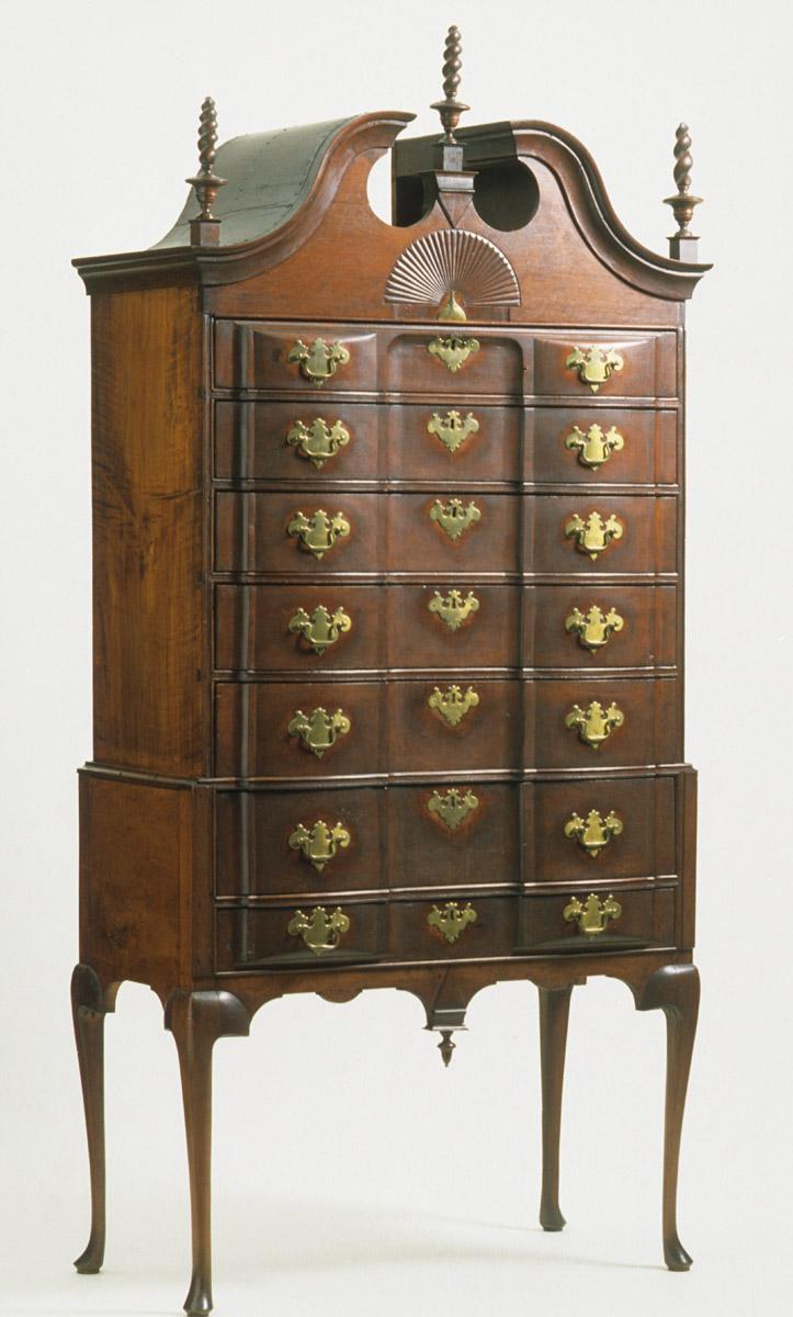 1952.0256 Chest of drawers, view 3