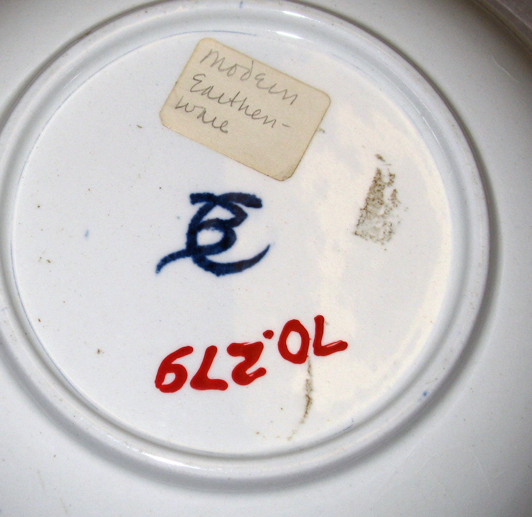 1970.0279 Earthenware saucer (mark)