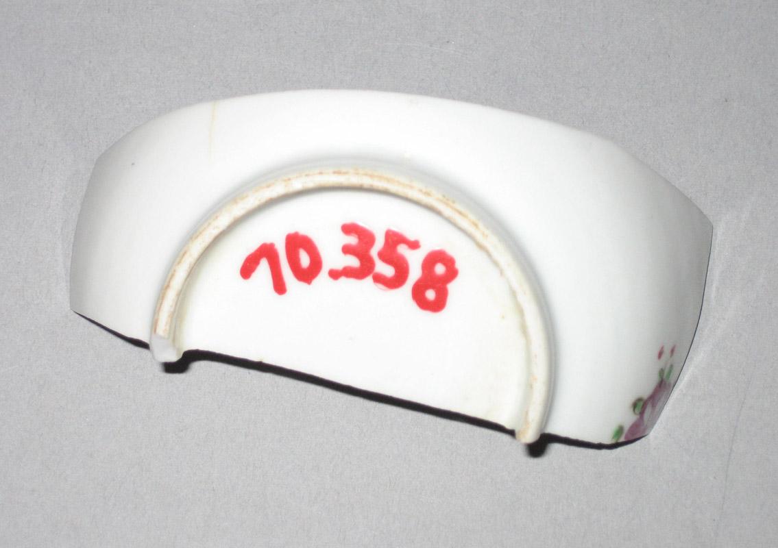 1970.0358 Teabowl fragment underside
