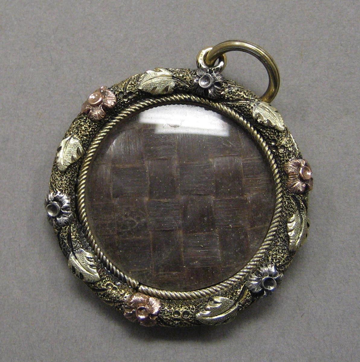 1970.0364 Locket upper surface