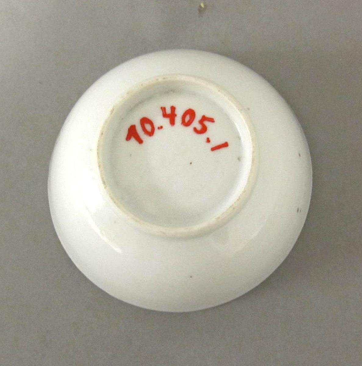1970.0405.001 Porcelain teabowl underside