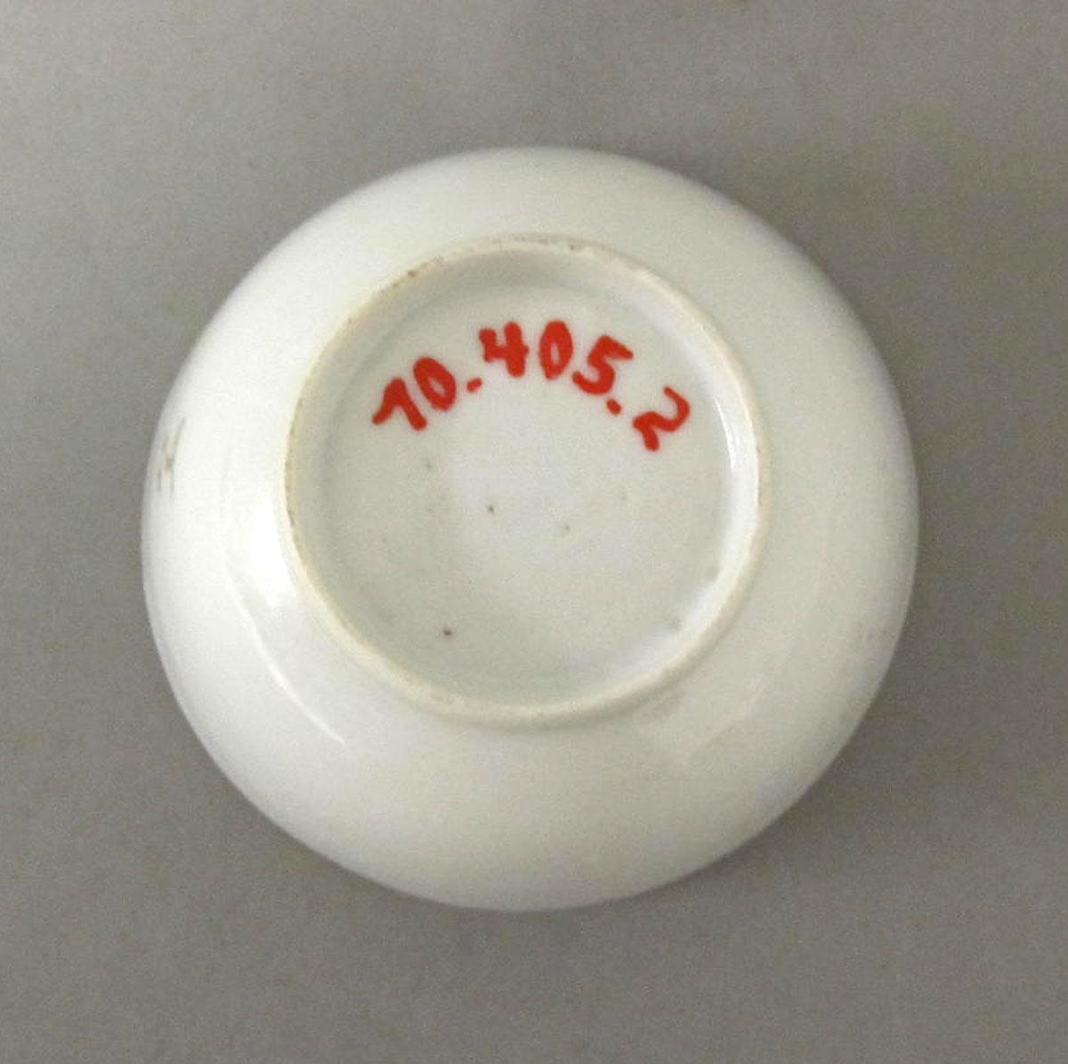 1970.0405.002 Porcelain teabowl underside
