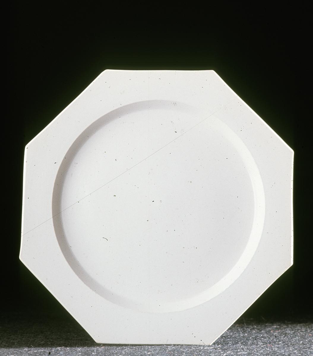 1979.0414.004 Dinner plate