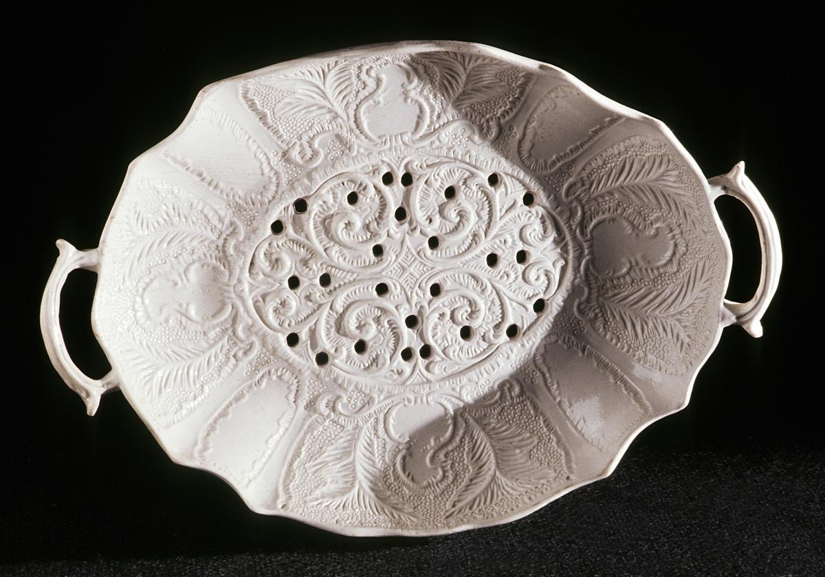 1970.0416 Stoneware dish