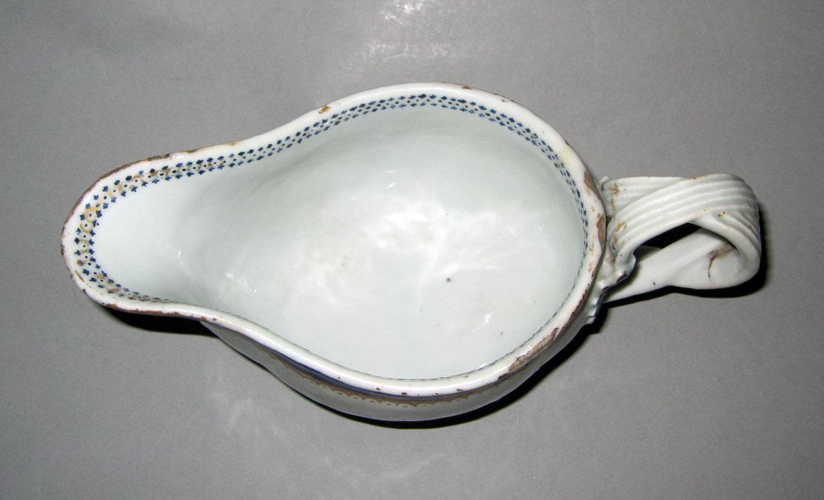 1970.0597.002 Porcelain sauceboat top