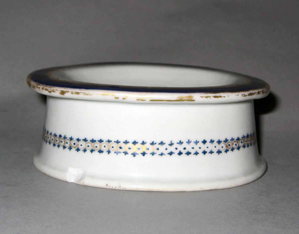 1970.0598.002 Porcelain salt side