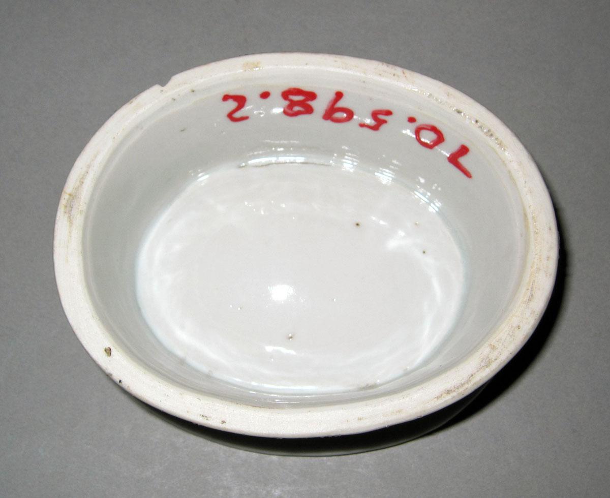 1970.0598.002 Porcelain salt underside