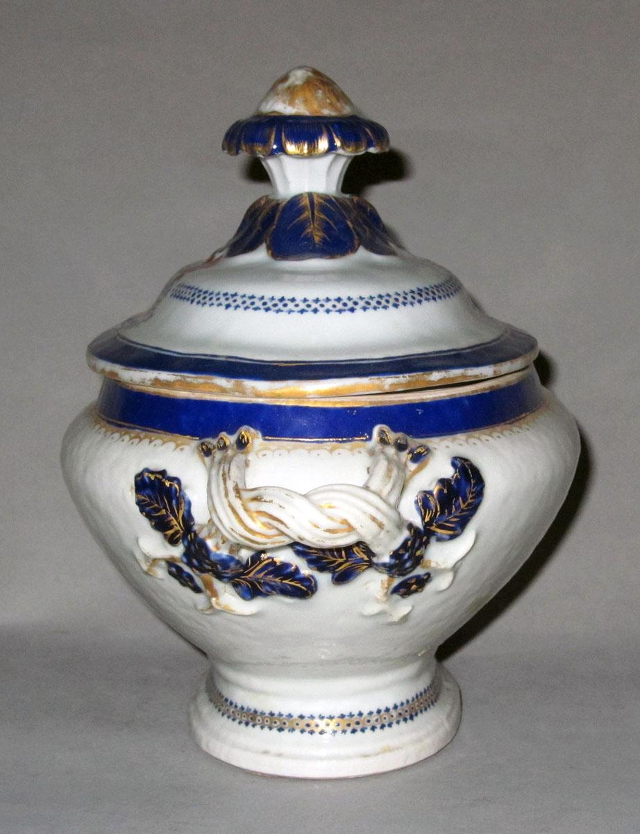 1970.0610.001 A,B Porcelain sauce tureen handle