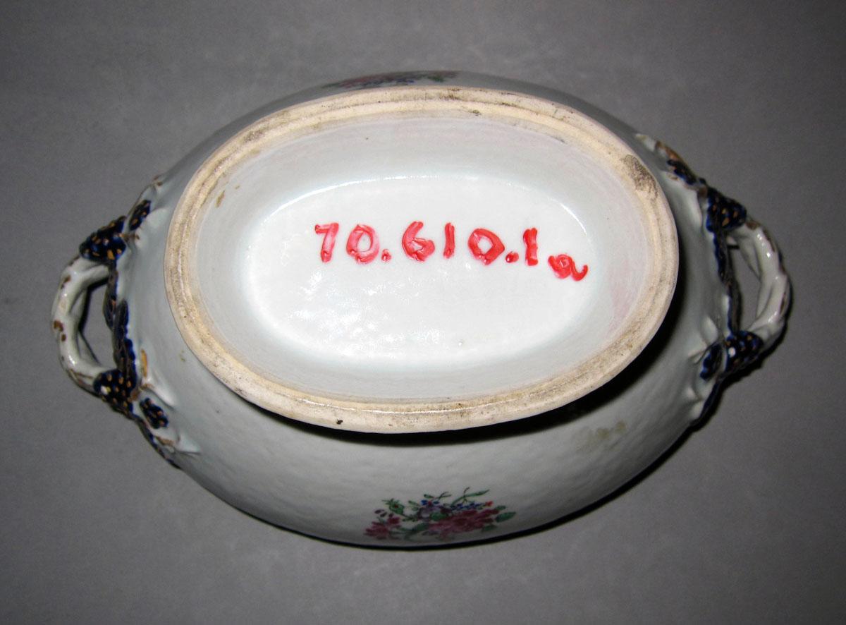 1970.0610.001 A Porcelain sauce tureen underside