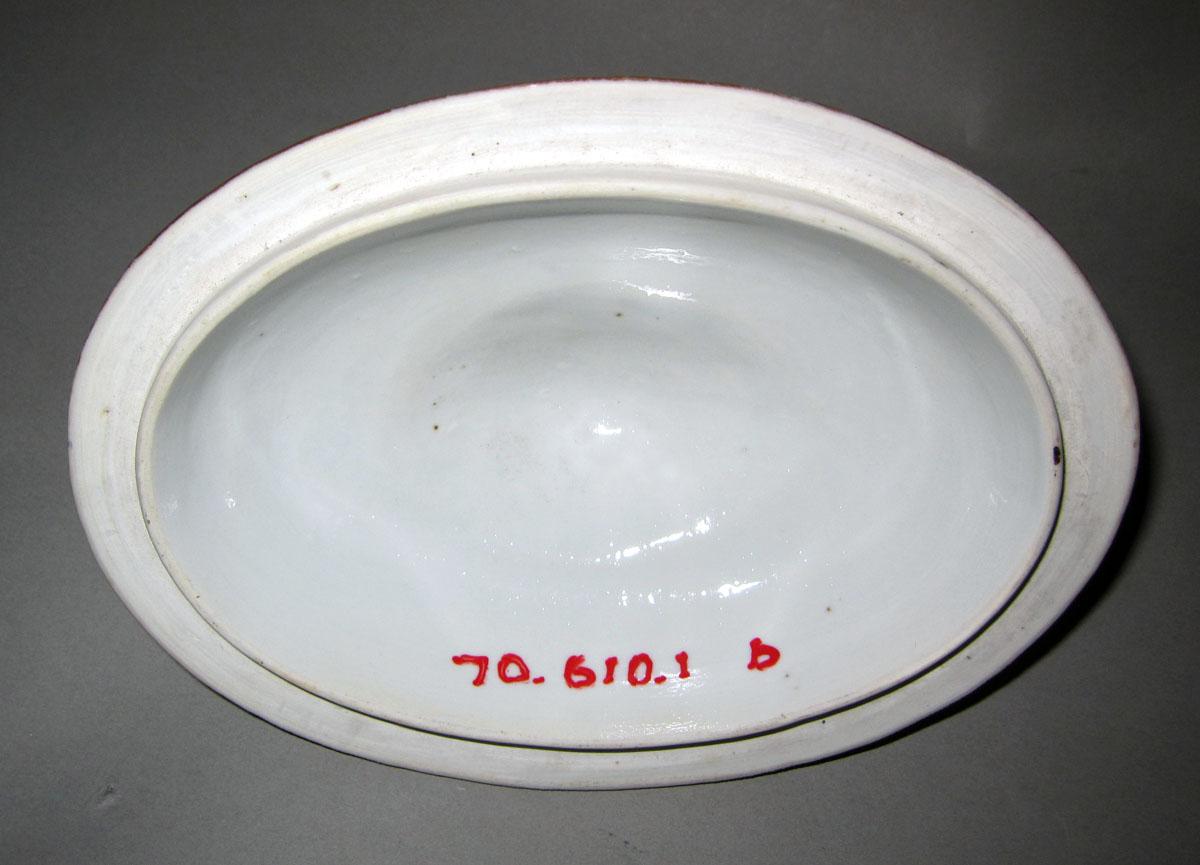 1970.0610.001 B Porcelain sauce tureen underside