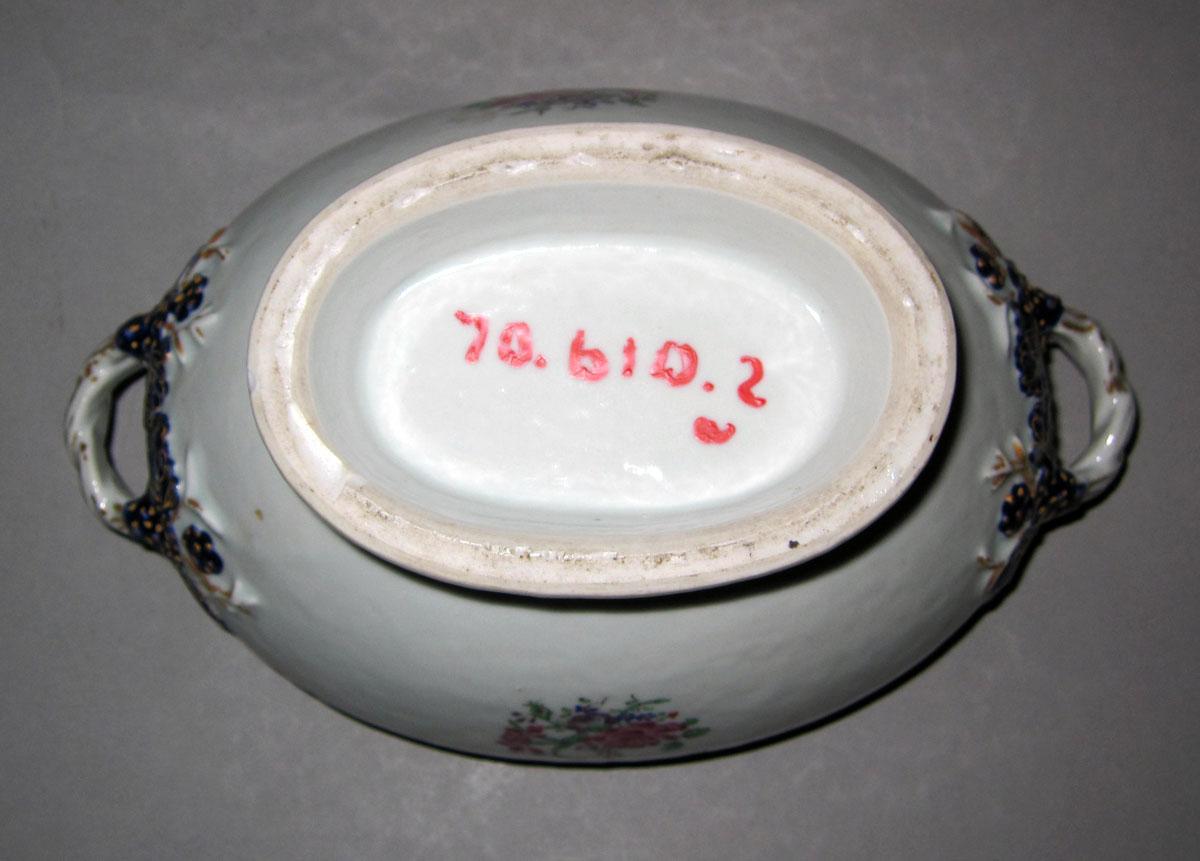 1970.0610.002 A Porcelain sauce tureen underside