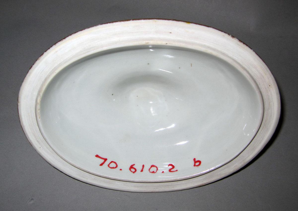 1970.0610.002 B Porcelain sauce tureen underside