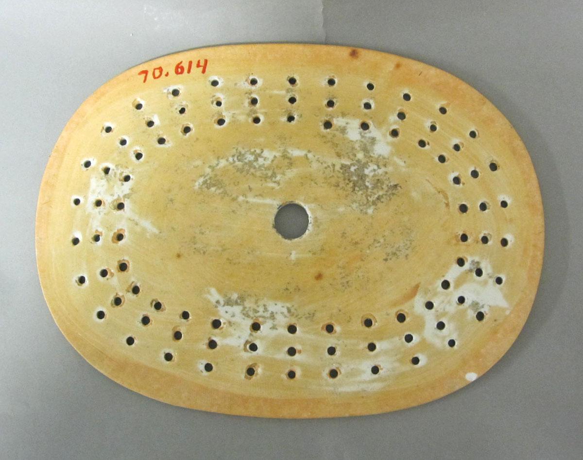 1970.0614 Porcelain strainer underside