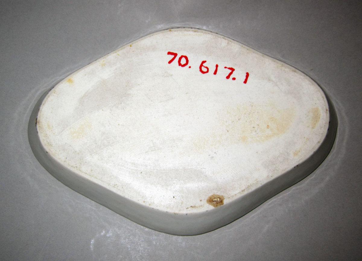 1970.0617.001 Porcelain dish underside