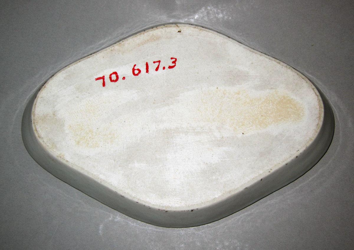 1970.0617.003 Porcelain dish underside