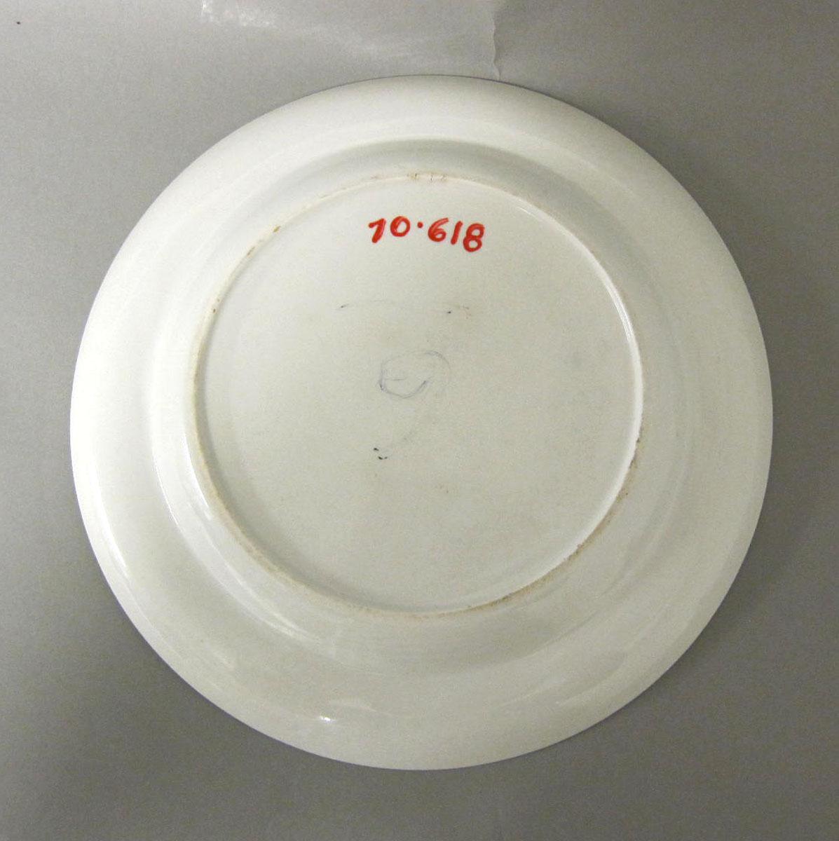 1970.0618 Porcelain plate underside