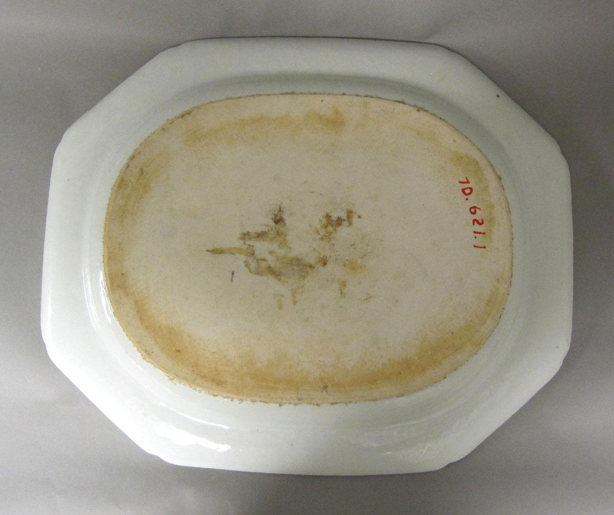 1970.0621.001 Porcelain platter underside