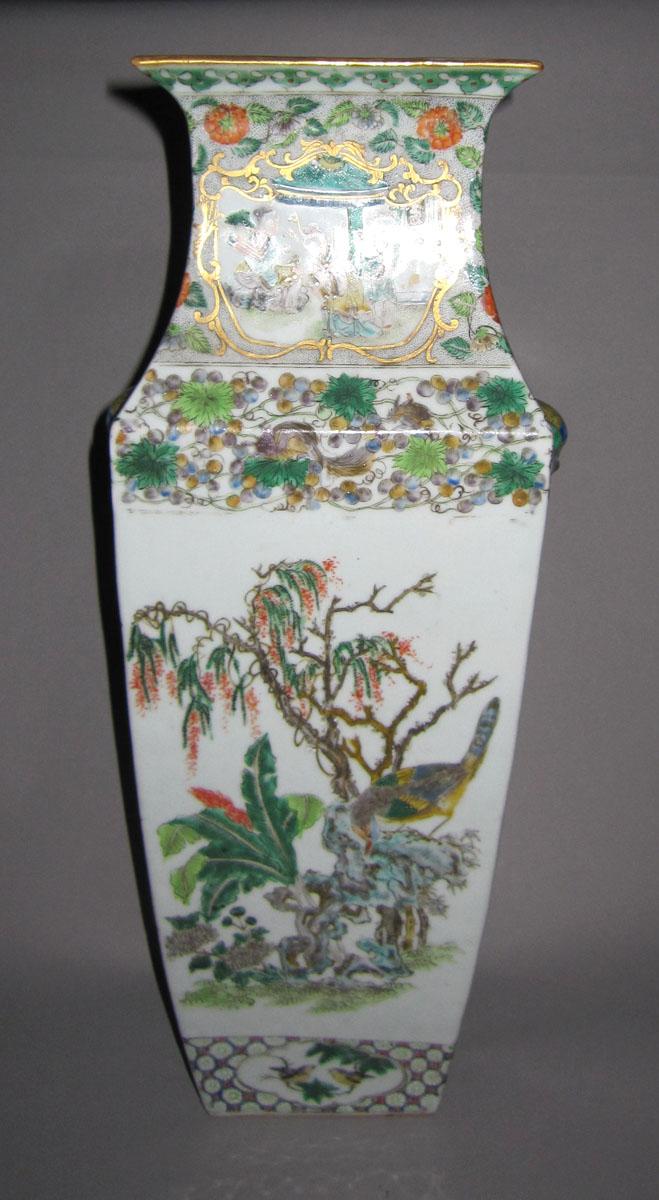 1970.0634.001 Porcelain flower container