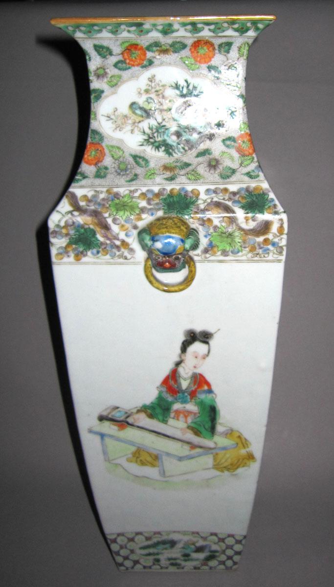 1970.0634.001 Porcelain flower container face three
