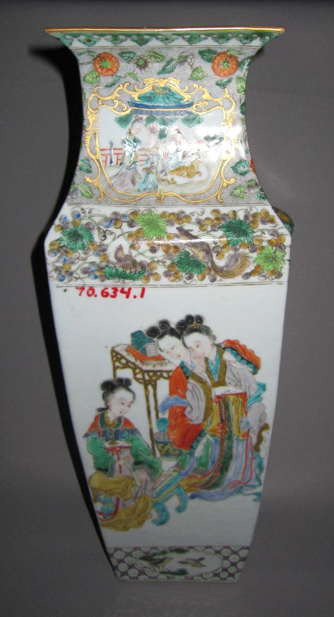 1970.0634.001 Porcelain flower container face four