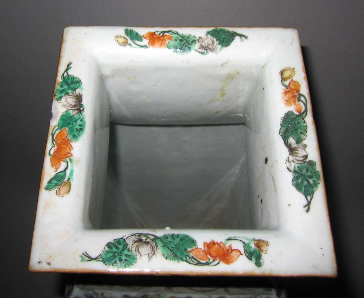 1970.0634.001 Porcelain flower container top