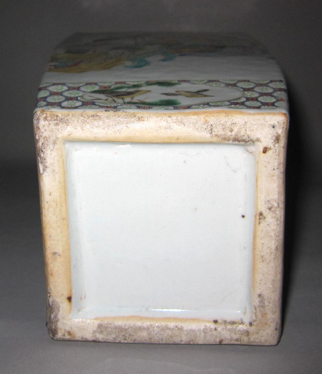 1970.0634.001 Porcelain flower container underside