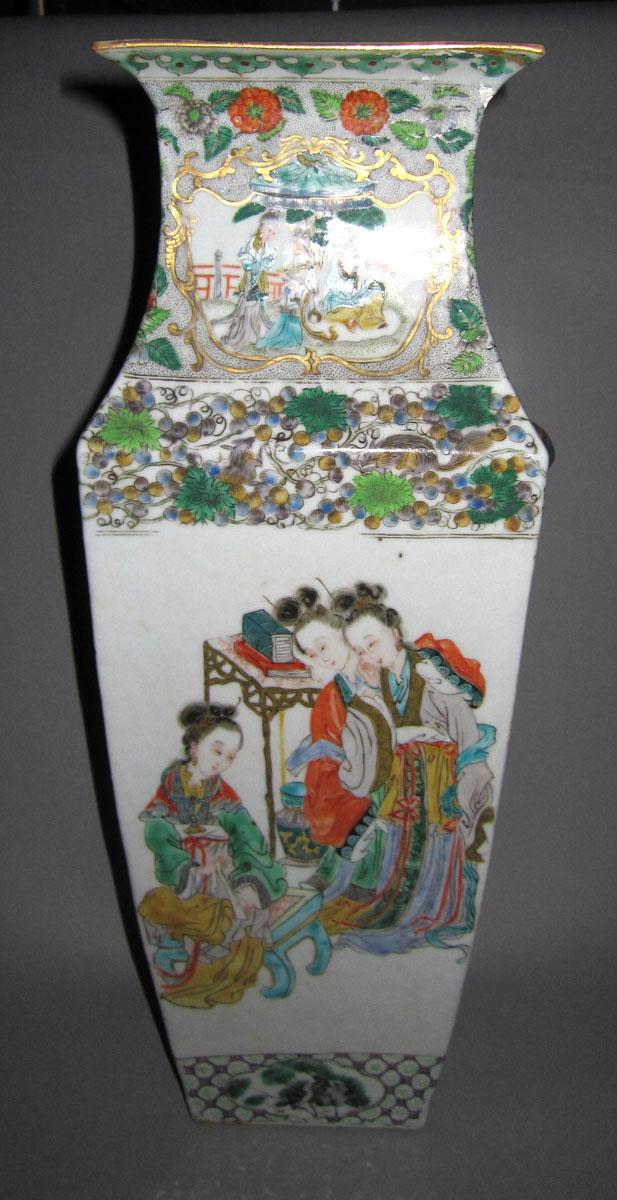 1970.0634.002 Porcelain flower container
