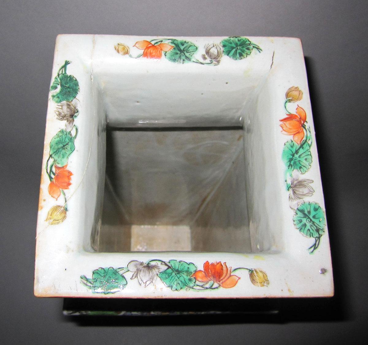 1970.0634.002 Porcelain flower container top