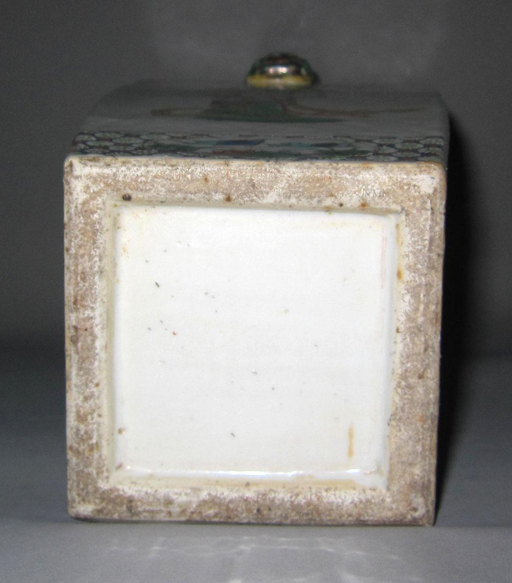 1970.0634.002 Porcelain flower container underside
