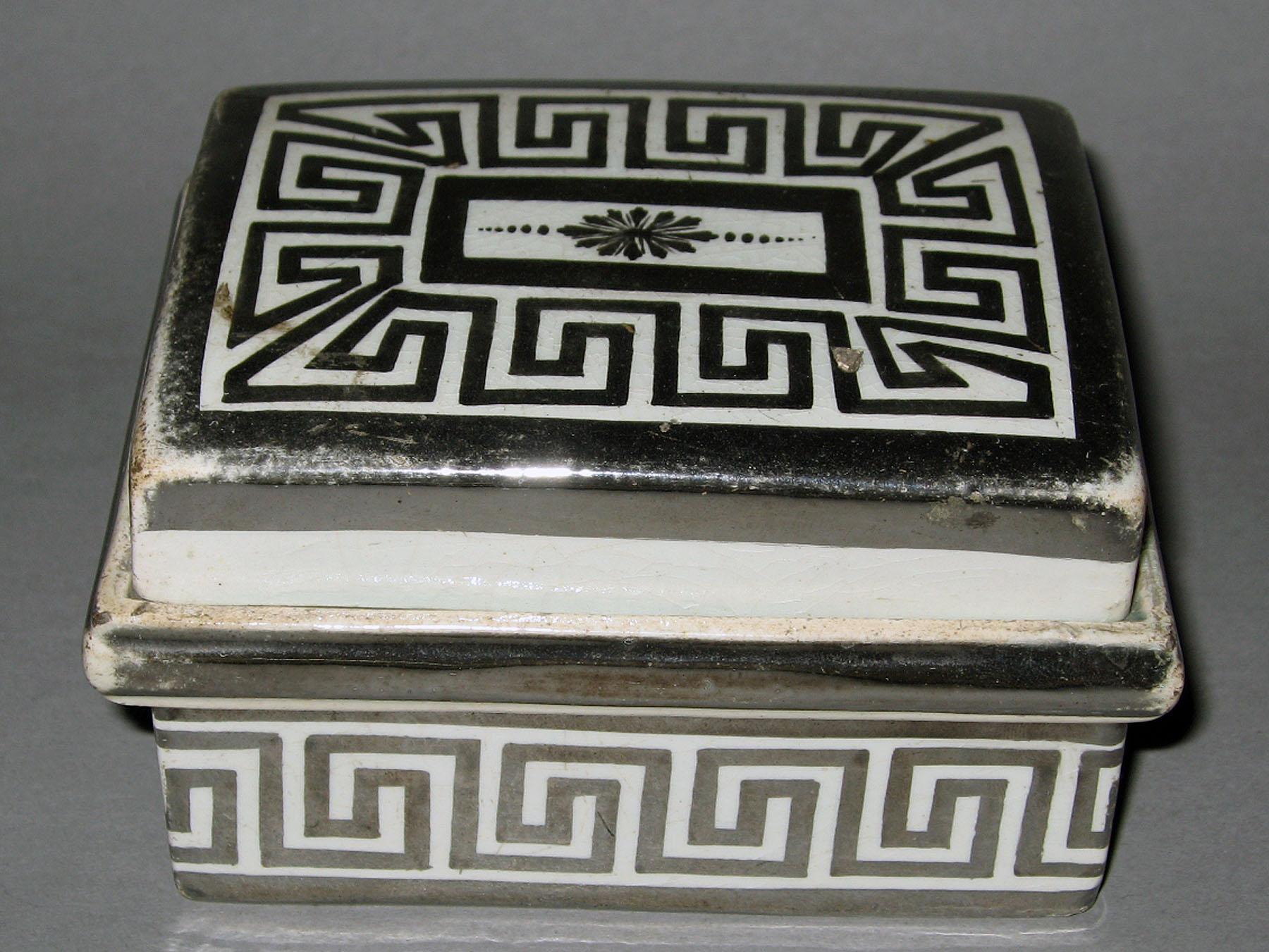 1970.0670 Lusterware Soapdish