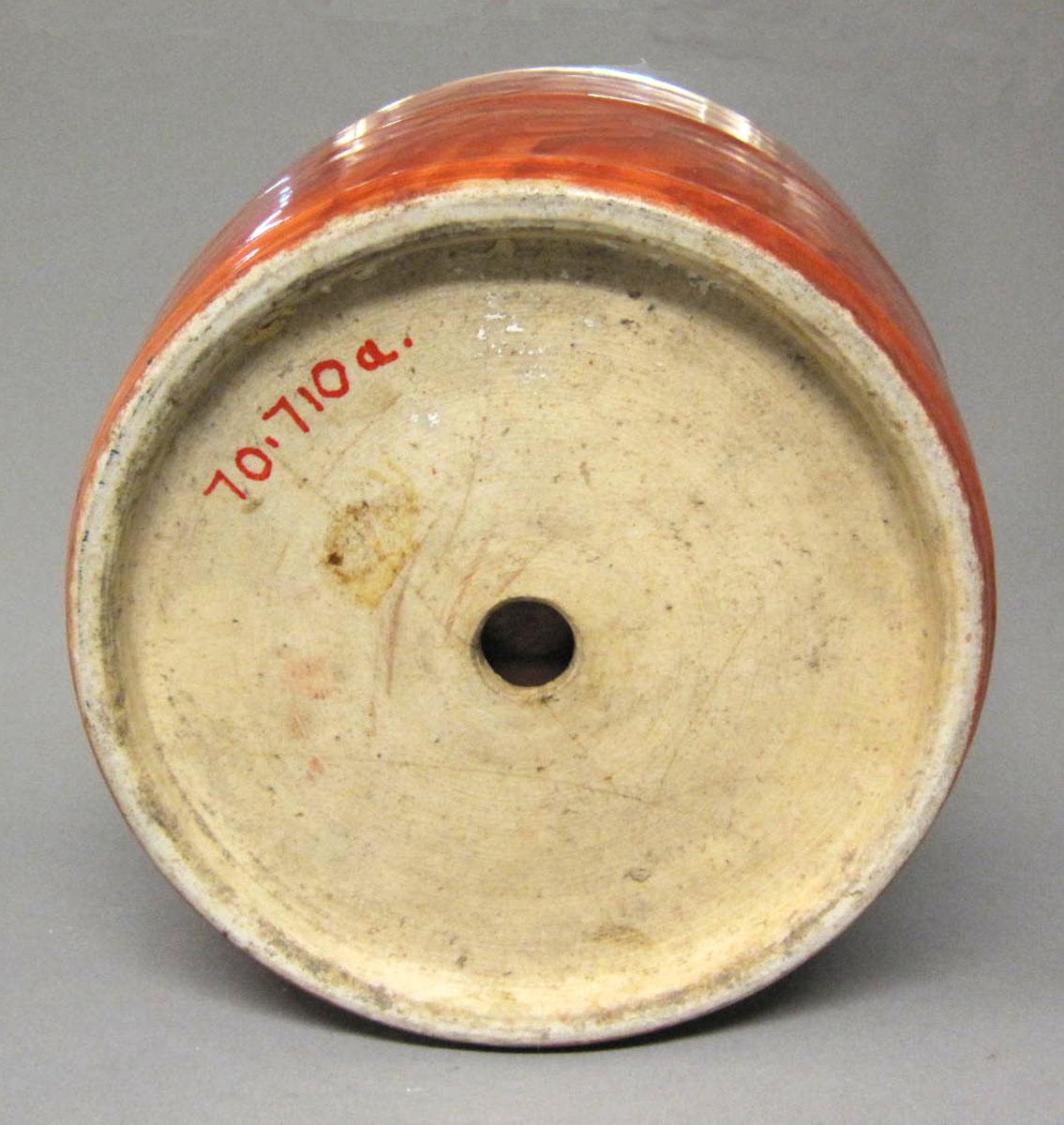 1970.0710 A Porcelain flower container underside
