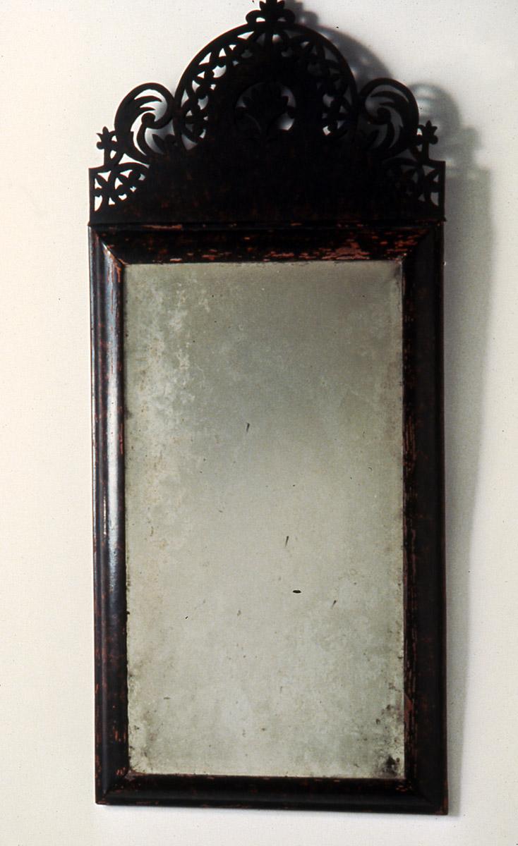 1952.0262 Looking glass