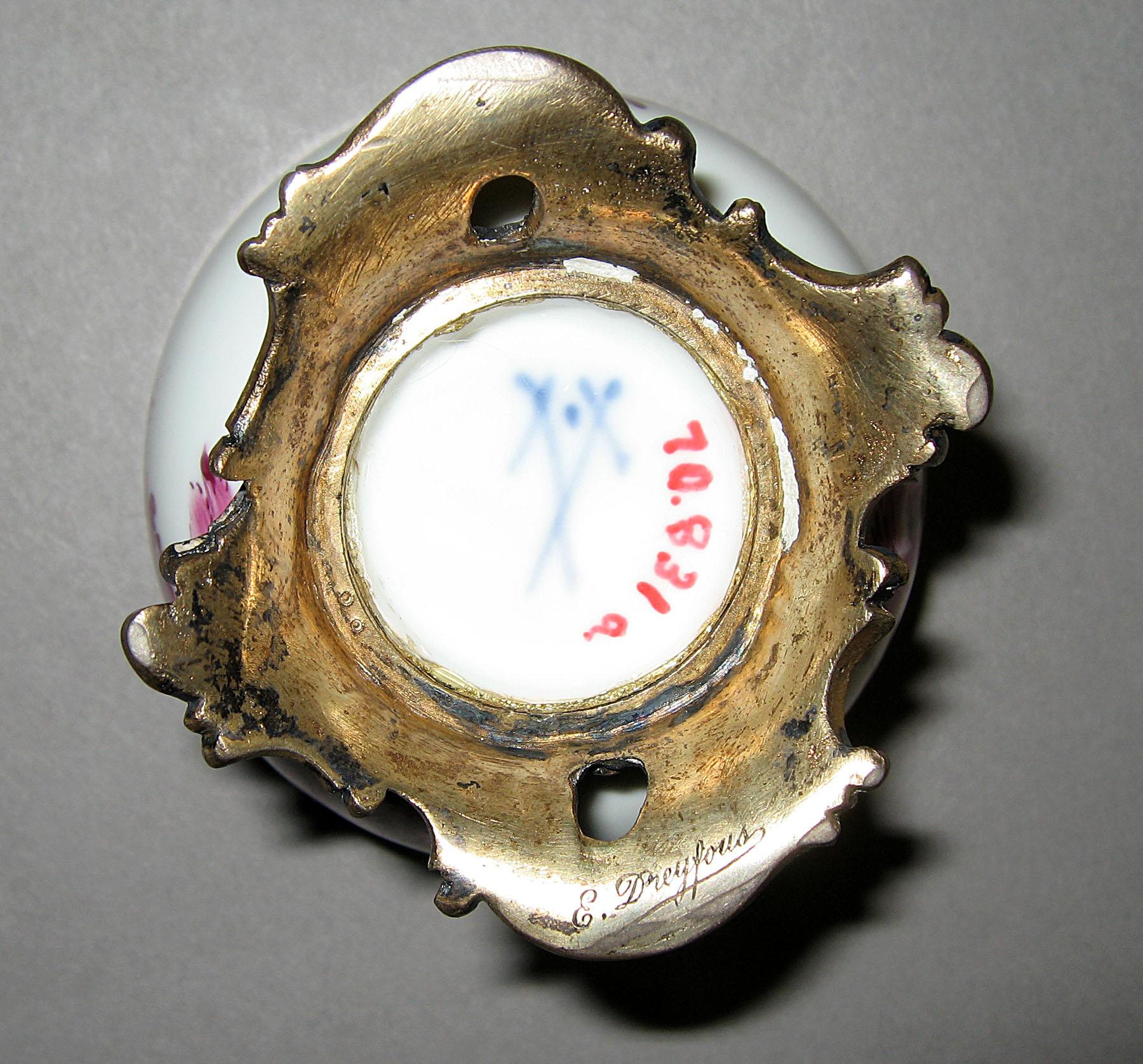 1970.0831 Cup (marks)