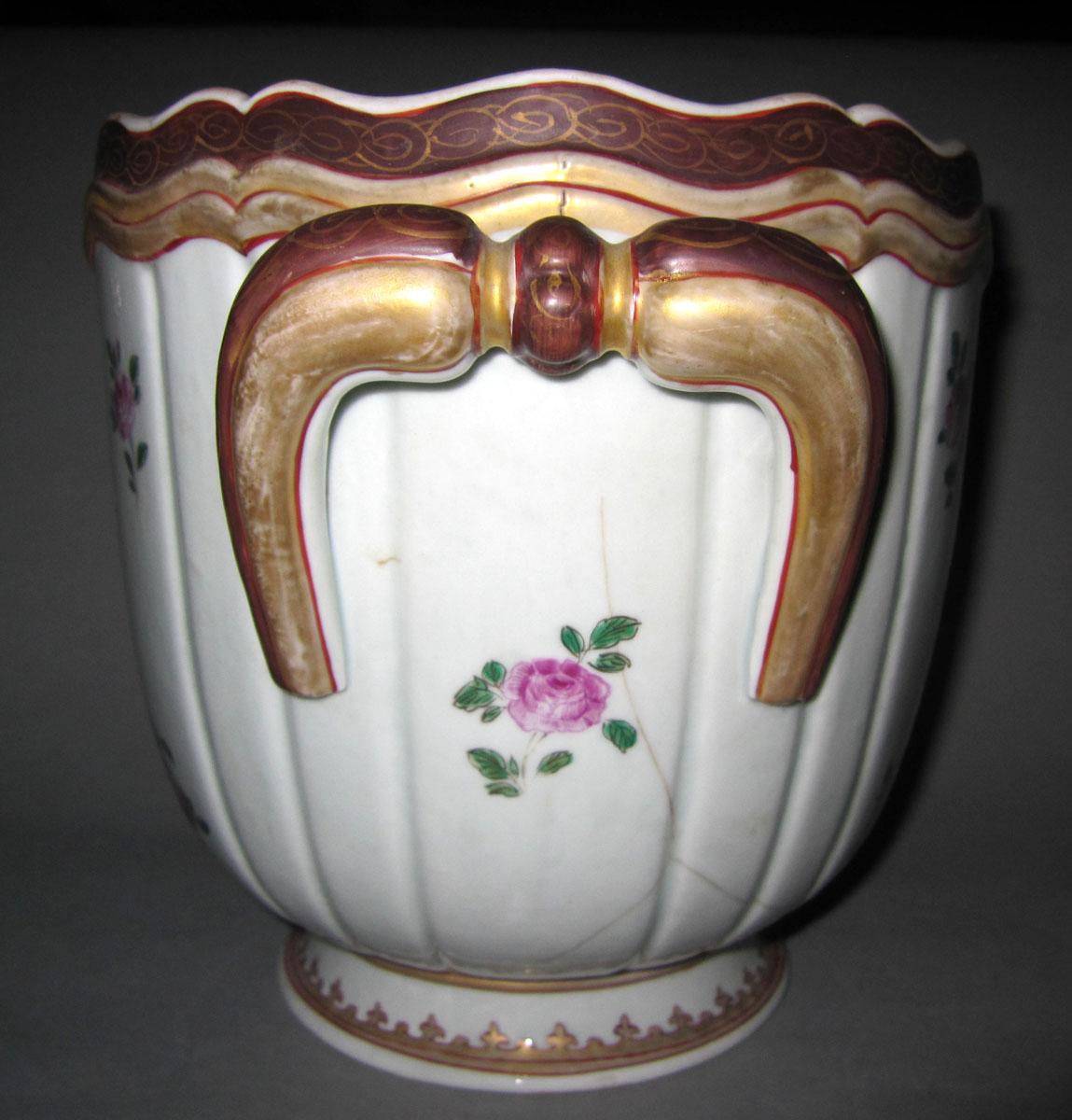1970.0876.001 Porcelain flower container handle