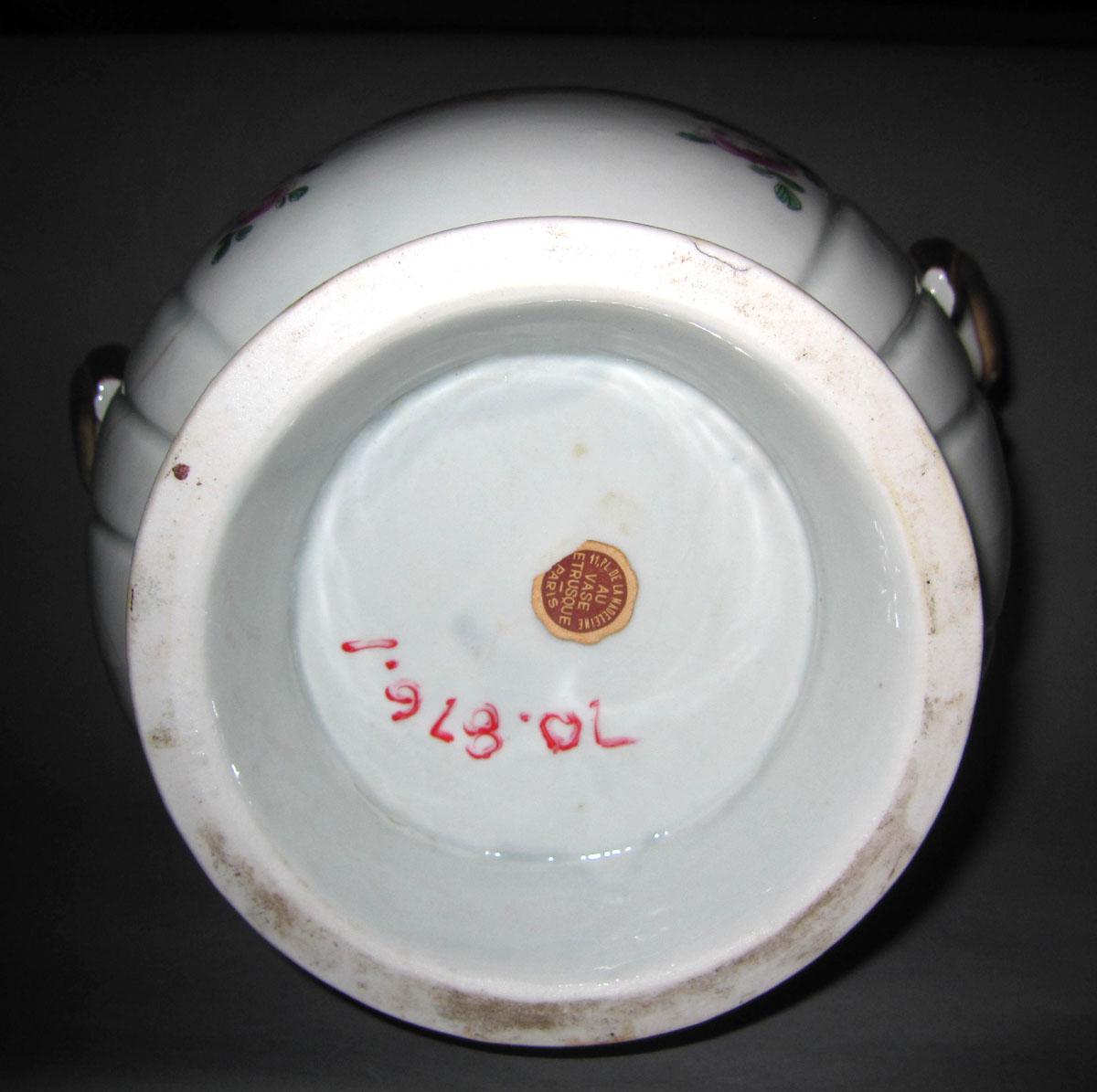 1970.0876.001 Porcelain flower container underside