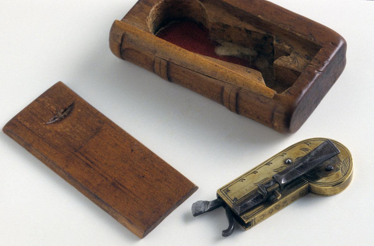 1952.0266 A-C Bleeder and box (3 pieces)