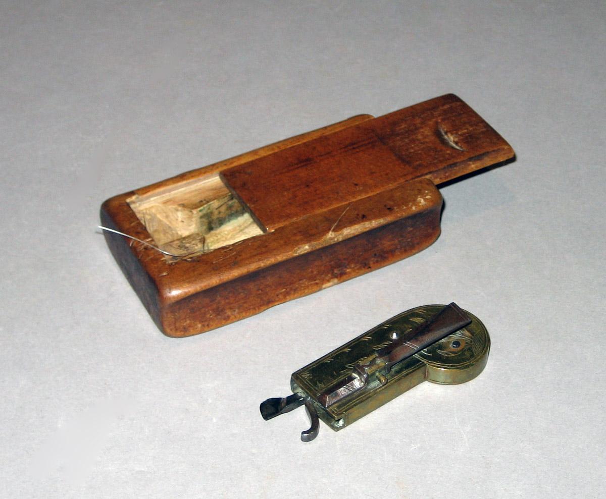 1952.0266 A-C Bleeder and box