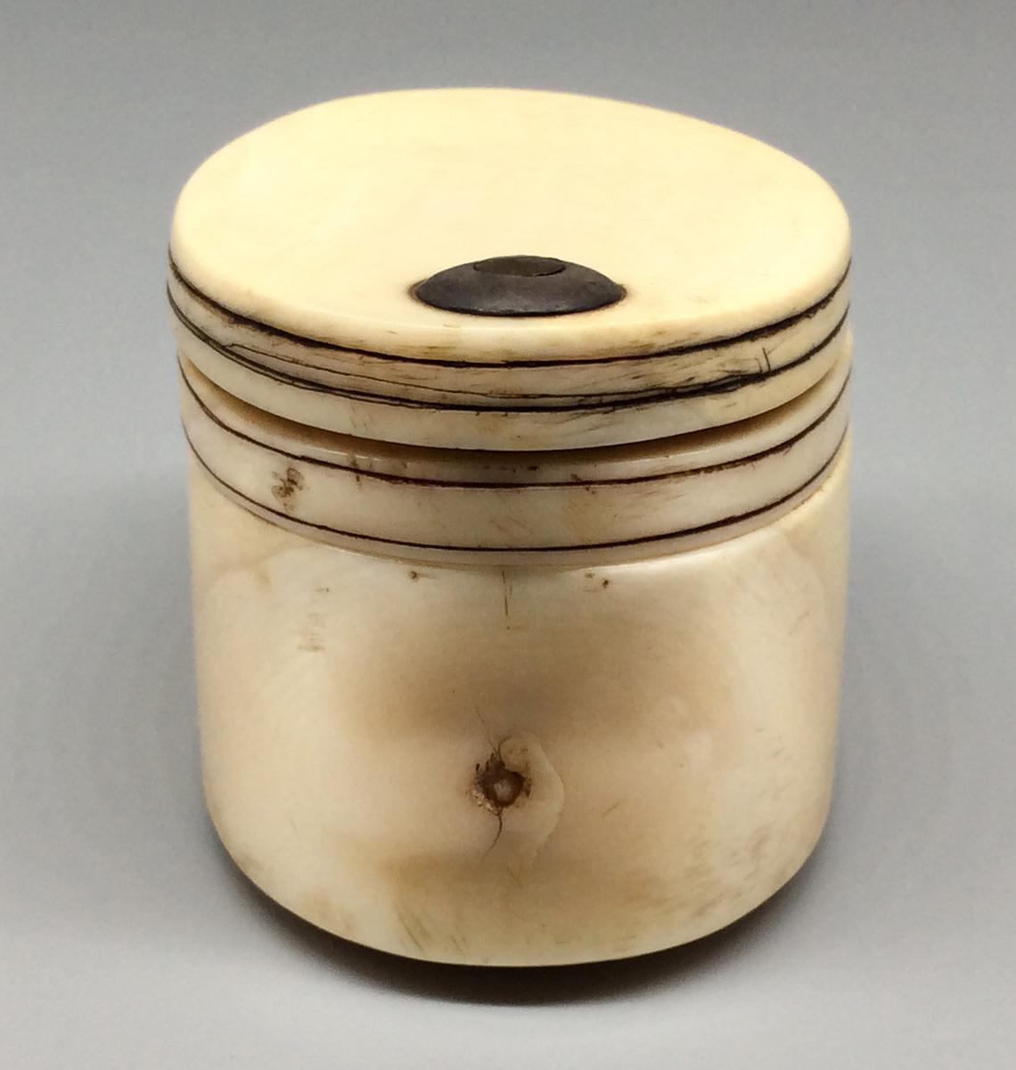 1952.0269 Box, view 4