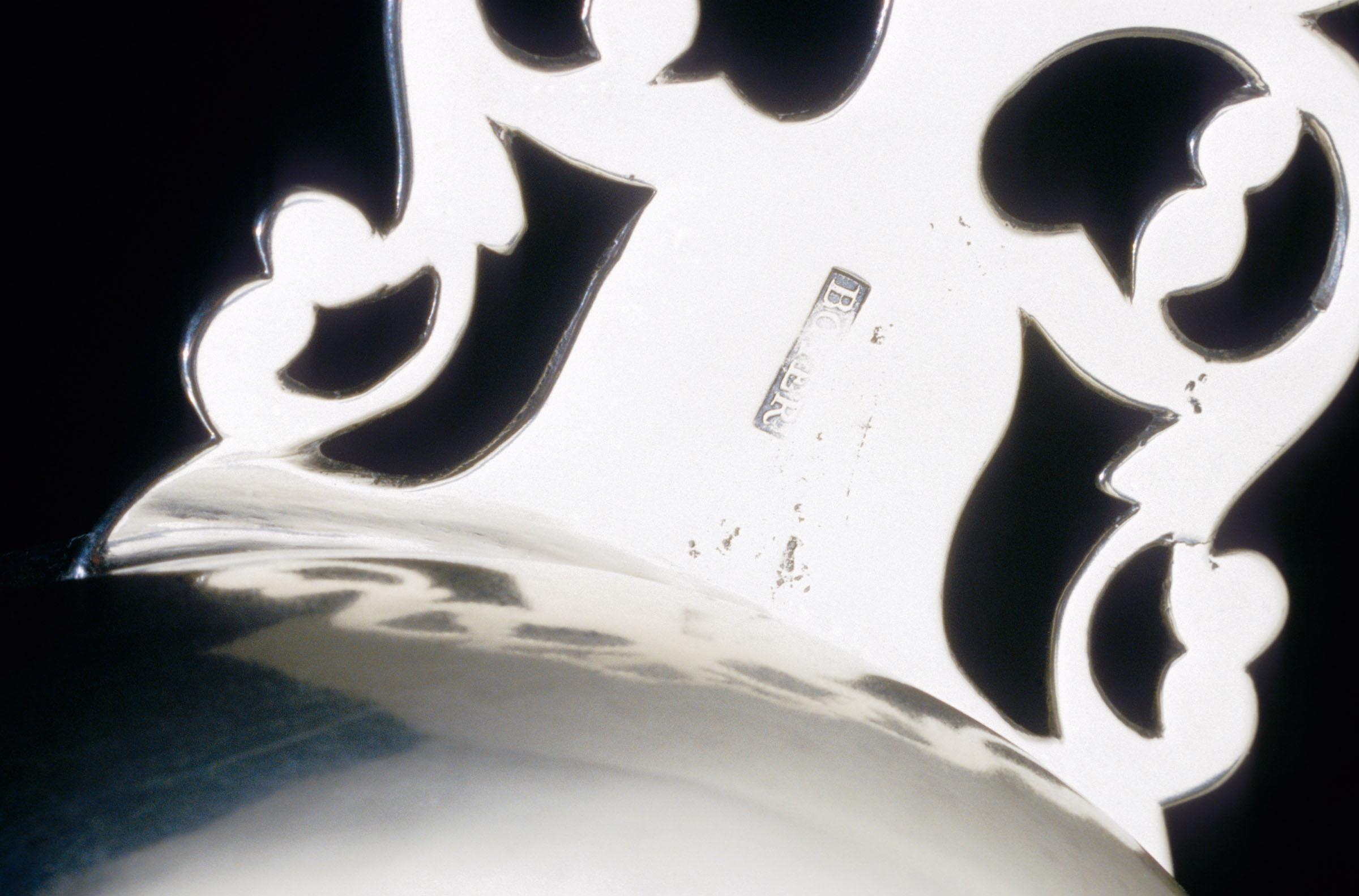 1970.1033 Porringer, detail 1