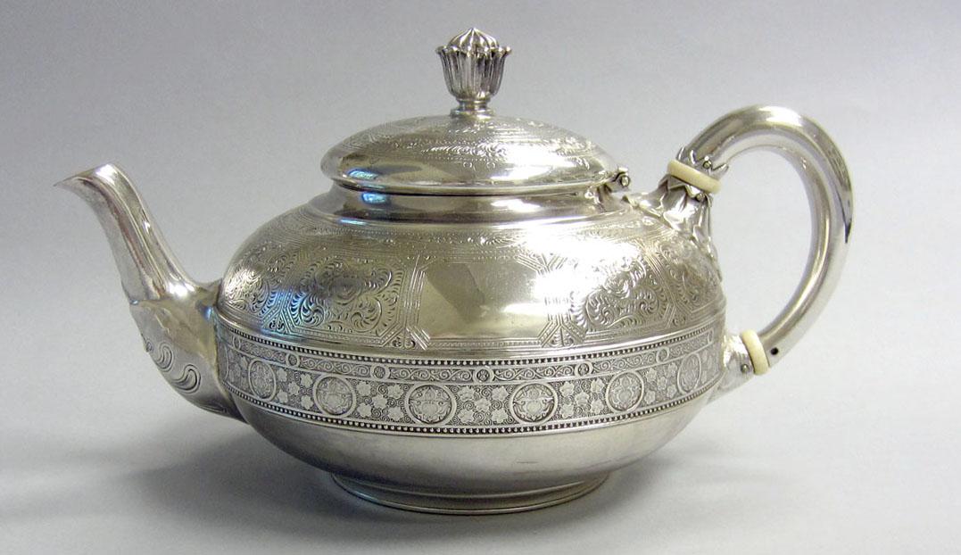 1970.1039.002 Teapot, side 2